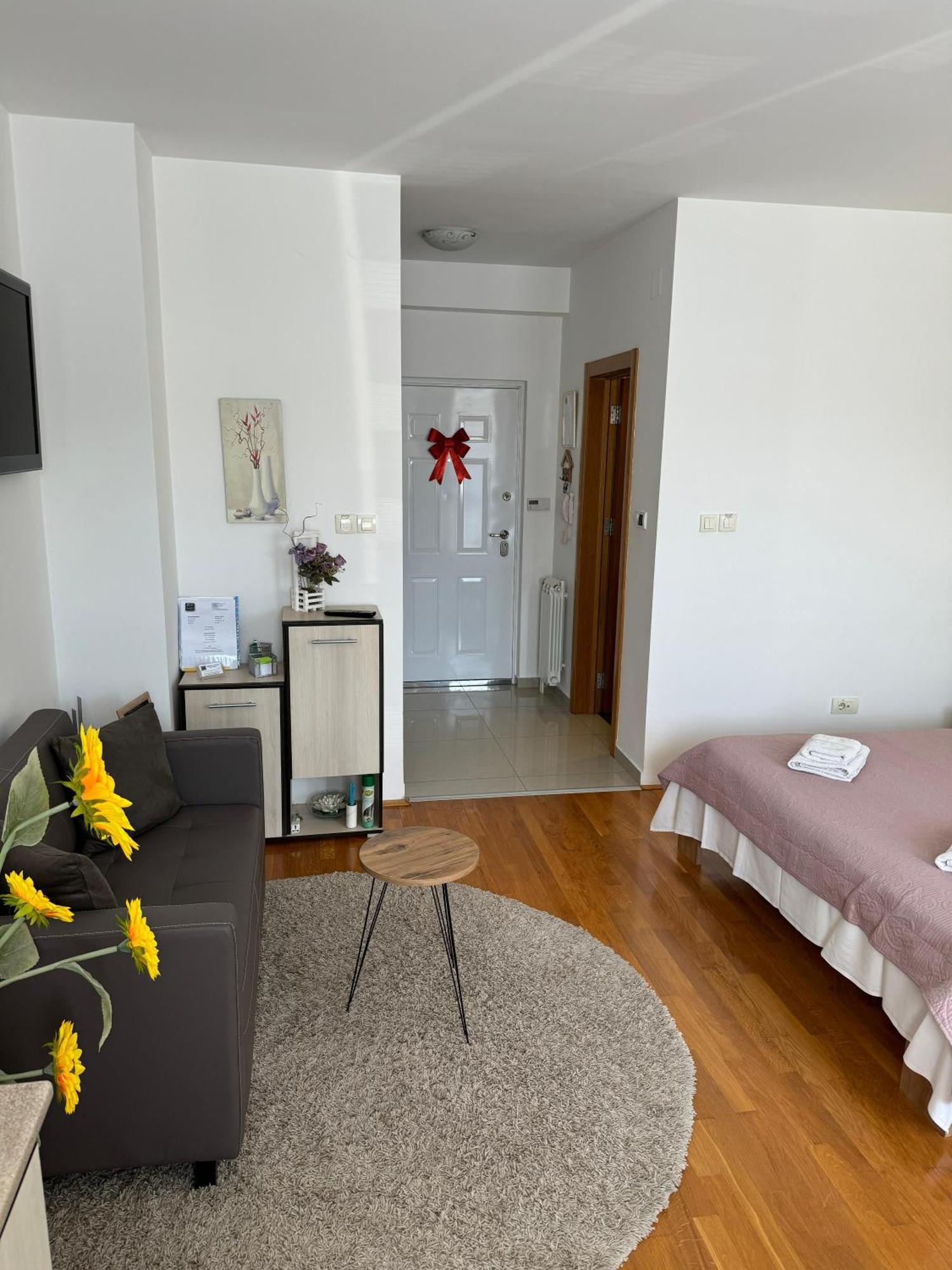 Angellina Apartmani Sremska Mitrovica Exterior foto